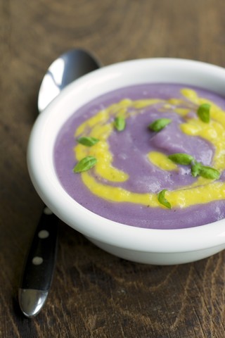 Samtige Suppe aus Vitelottes und gelber Paprika, lizenzfreies Stockfoto