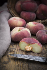 Vineyard peaches, Sliced vineyard peach and knife - LVF001385