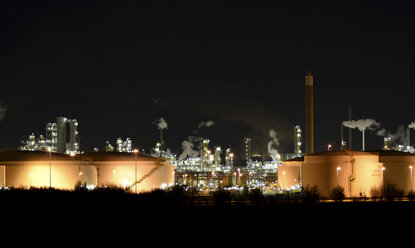 Deutschland, Chemische Industrieanlage, Raffinerie bei Nacht - SCH000278