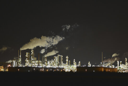 Deutschland, Chemische Industrieanlage, Raffinerie bei Nacht - SCH000280