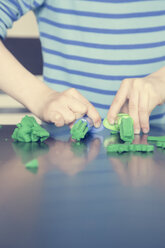 Kleines Mädchen spielt mit grüner Knetmasse - LVF001411