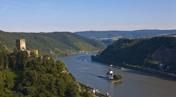Deutschland, Rheinland-Pfalz, Kaub, Burg Gutenfels und Burg Pfalzgrafenstein am Rhein - AMF002325