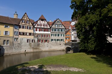 Deutschland, Baden-Württemberg, Schwäbisch Hall, Blick auf historische Altstadt mit Kocher im Vordergrund - AMF002333