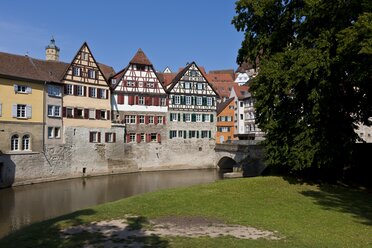 Germany, Baden-Wuerttemberg, Schwaebisch Hall, view to historic old city with Kocher river in front - AMF002333