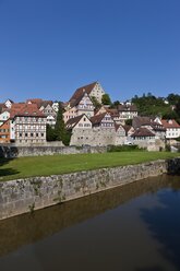 Deutschland, Baden-Württemberg, Schwäbisch Hall, Blick auf historische Altstadt mit Kocher im Vordergrund - AMF002339