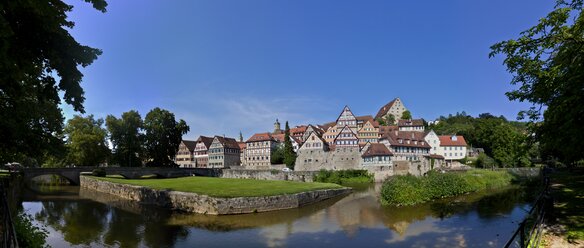 Deutschland, Baden-Württemberg, Schwäbisch Hall, Panoramablick auf historische Altstadt mit Kocher im Vordergrund - AMF002340
