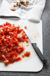 Gewürfelte Tomaten und Küchenmesser auf Schneidebrett - EVGF000622