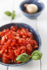 Schalen mit gewürfelten Tomaten und Zwiebeln auf weißem Holz - EVGF000626