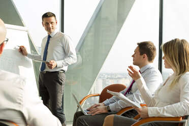 Businessman at flip chart leading a seminar - WESTF019420