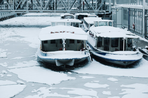 Deutschland, Hamburg, Lastkähne im Winter im Niederhafen - MEM000167