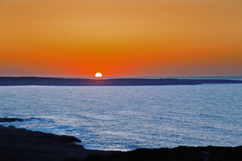 Spanien, Menorca, Sonnenuntergang über dem Mittelmeer, lizenzfreies Stockfoto