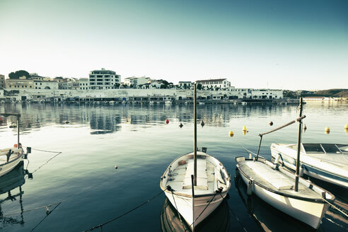 Spanien, Menorca, Boote im Hafen - MEM000182