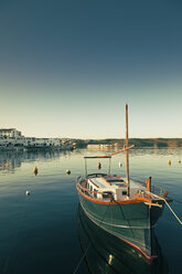 Spanien, Menorca, Boot im Hafen - MEM000183