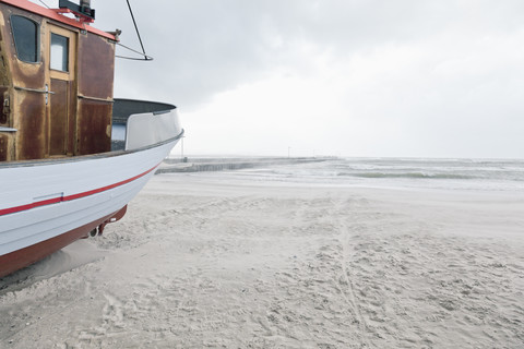 Dänemark, Henne Strand, Boot am Strand bei Sandverwehung, lizenzfreies Stockfoto