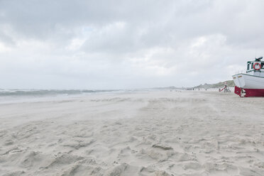 Dänemark, Henne Strand, Boot am Strand bei Sandverwehung - MEM000187