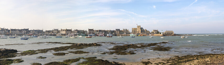 France, Lower Normandy, Manche, Barfleur, Panorama, Harbour of Barfleur in the evening - HAWF000280