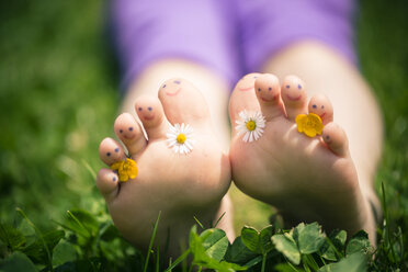 Bemalte Zehen eines kleinen Mädchens, verziert mit Gänseblümchen, Bellis perennis, und Hahnenfuß, Ranunculus - SARF000695