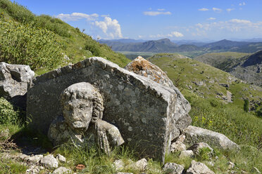 Türkei, Provinz Antalya, Pisidien, antiker Sarkophag in der archäologischen Stätte von Sagalassos vor dem Taurusgebirge - ES001196