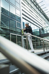 Deutschland, Baden-Württemberg, Mannheim, reifer Mann beim Stretching in der Stadt - UUF000835