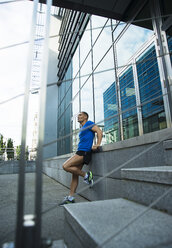 Deutschland, Baden-Württemberg, Mannheim, reife Joggerin in der Stadt - UUF000844