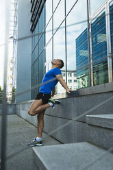 Germany, Baden-Wuerttemberg, Mannheim, mature jogger in the city - UUF000845