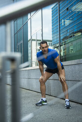 Deutschland, Baden-Württemberg, Mannheim, reife Joggerin in der Stadt - UUF000847