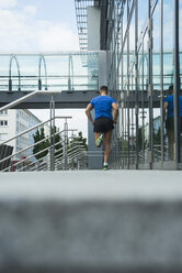 Deutschland, Baden-Württemberg, Mannheim, reife Joggerin beim Laufen in der Stadt - UUF000854