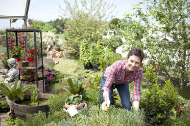 Porträt einer Gärtnerin bei der Arbeit in einem Gartencenter - MAEF008444