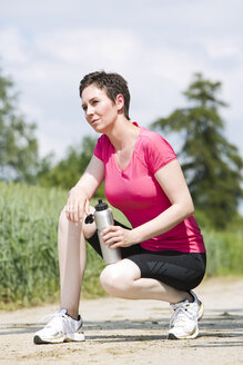 Joggerin entspannt sich nach dem Laufen - MAEF008385