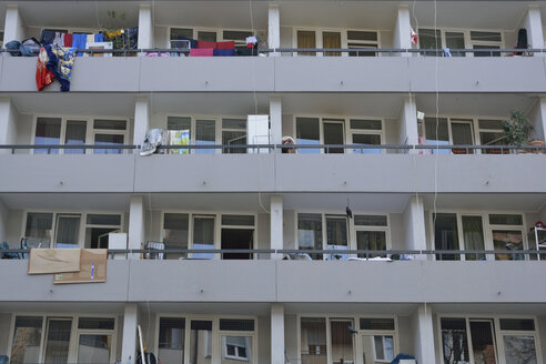 Balkone eines Mehrfamilienhauses, Teilansicht - AXF000687