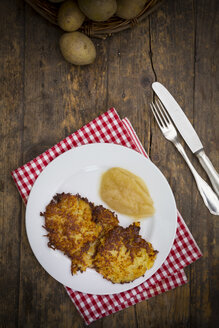 Kartoffelkrapfen mit Apfelmus auf dem Teller - LVF001401