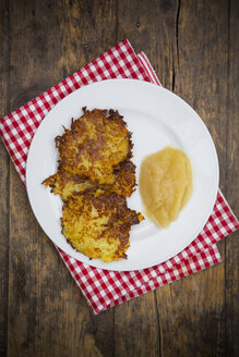 Kartoffelkrapfen mit Apfelmus auf dem Teller - LVF001403