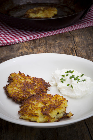 Kartoffelkrapfen mit Quark und Schnittlauch auf Teller, lizenzfreies Stockfoto