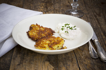 Kartoffelkrapfen mit Quark und Schnittlauch auf Teller - LVF001405