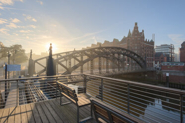 Deutschland, Hamburg, Speicherstadt bei Sonnenaufgang - RJF000175