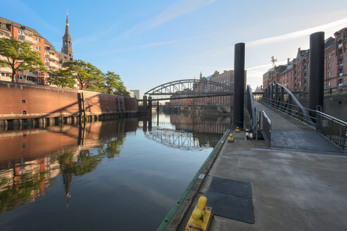 Deutschland, Hamburg, Zollkanal in der Speicherstadt am Vormittag - RJF000177