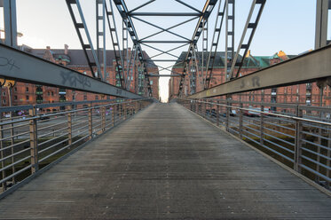 Germany, Hamburg, Kibbelsteg, Bridge in the Speicherstadt - RJF000179