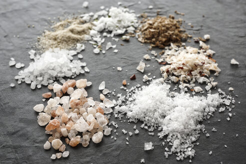 Different types of salt crystals, sea salt, himalaya coarse salt, fleur de sel, chipotle flingsalt, hickory smoked salt, stone salt and garlic salt - IPF000133