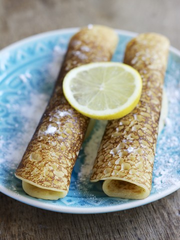 Puderzuckerpfannkuchen mit Zitrone, lizenzfreies Stockfoto