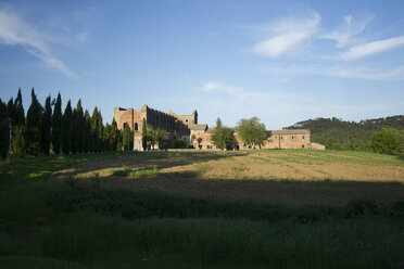 Italien, Toskana, Blick auf Abbazia San Galgano - MY000338