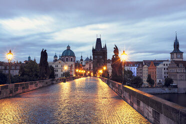 Tschechische Republik, Prag, Blaue Stunde an der Karlsbrücke - HCF000033