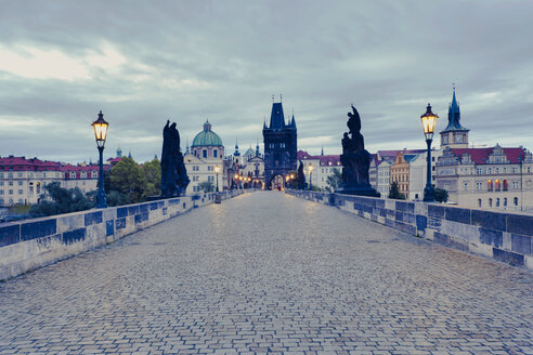 Tschechische Republik, Prag, Karlsbrücke am Abend - HCF000034