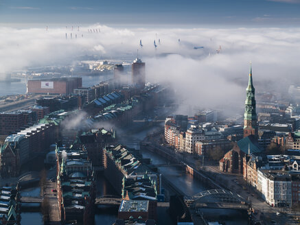 Hamburg, Speicherstadt in fog - HHEF000102