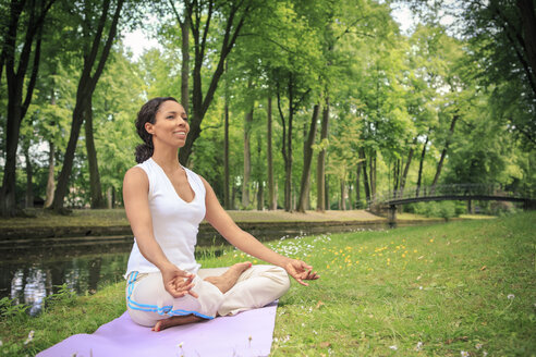 Deutschland, Frau übt Yoga in einem Park - VTF000276