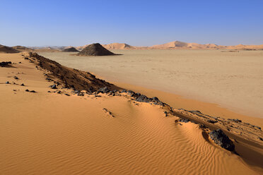 Africa, Algeria, Sahara, Tassili N'Ajjer National Park, Tadrart, Claypan and sand dunes at Oued in Djerane - ES001202