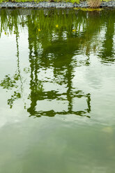 Deutschland, Nordrhein-Westfalen, Dortmund-Hoerde, Wasserspiegelung eines Hochofens - WIF000756