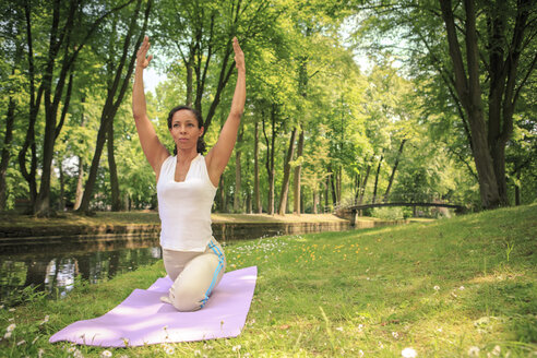 Deutschland, Frau übt Yoga in einem Park - VTF000278