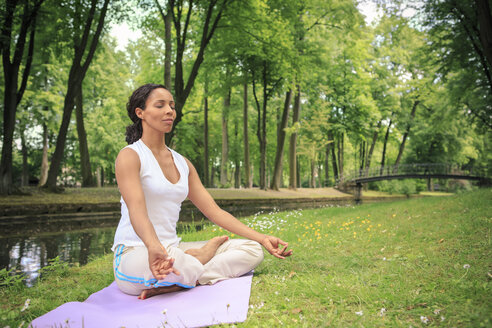 Deutschland, Frau übt Yoga in einem Park, Meditation - VTF000279