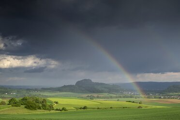 Deutschland, Baden-Württemberg, Landkreis Konstanz, Hegau, Blick auf Hohentwiel und Regenbogen - ELF001063