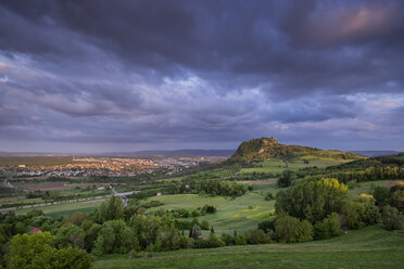 Deutschland, Baden-Württemberg, Singen, Blick auf die Hegauer Landschaft mit Hohentwiel und Burg Hohentwiel - ELF001083